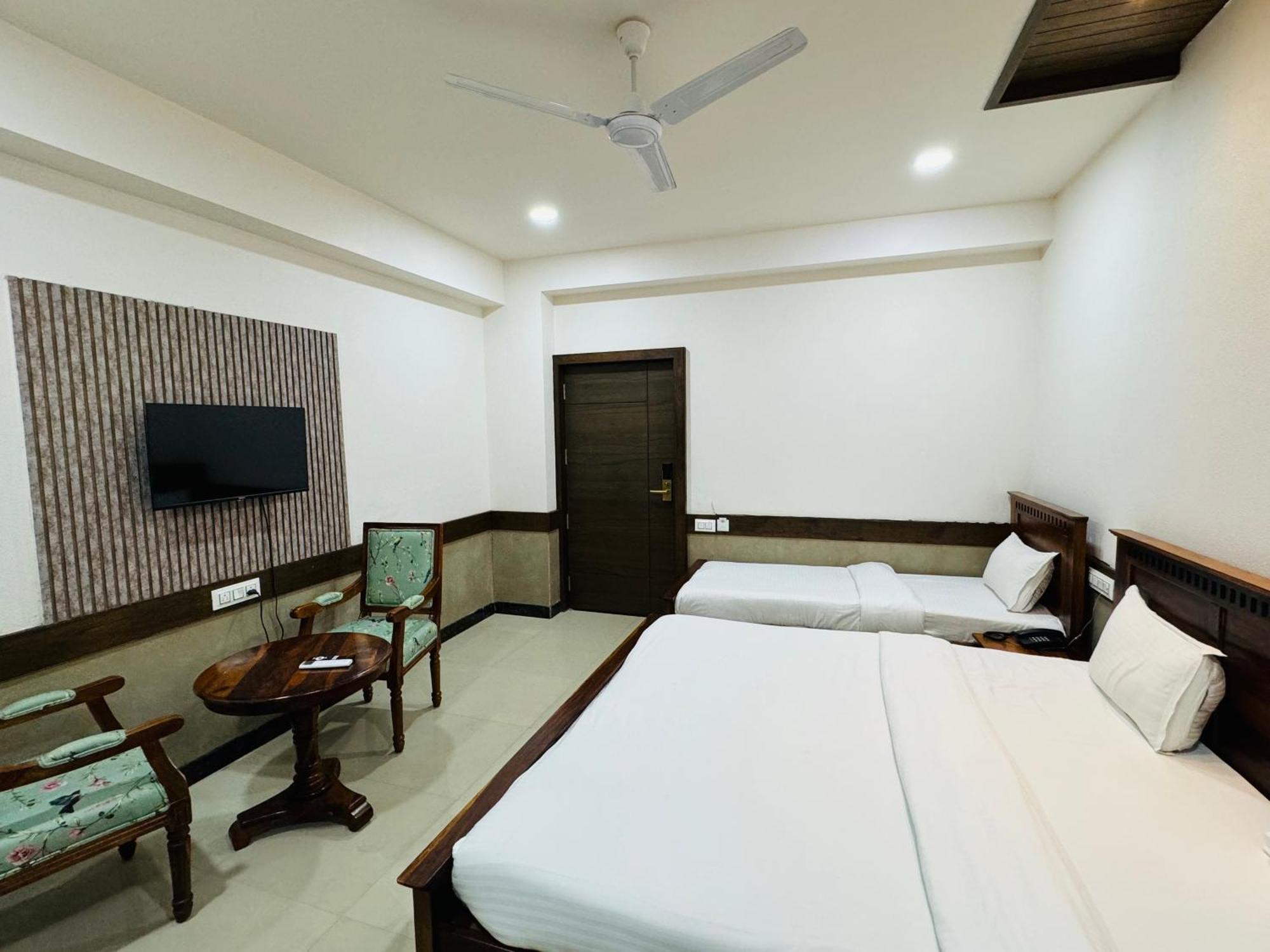 Hotel Tirth By Sonu'S 乌贾因 客房 照片